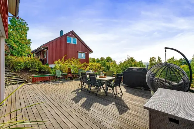 Her får du en stor platting med god plass til hyggelige stunder utendørs sammen med venner og familie.