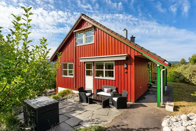 Boligen er har flere solrike uteplasser.