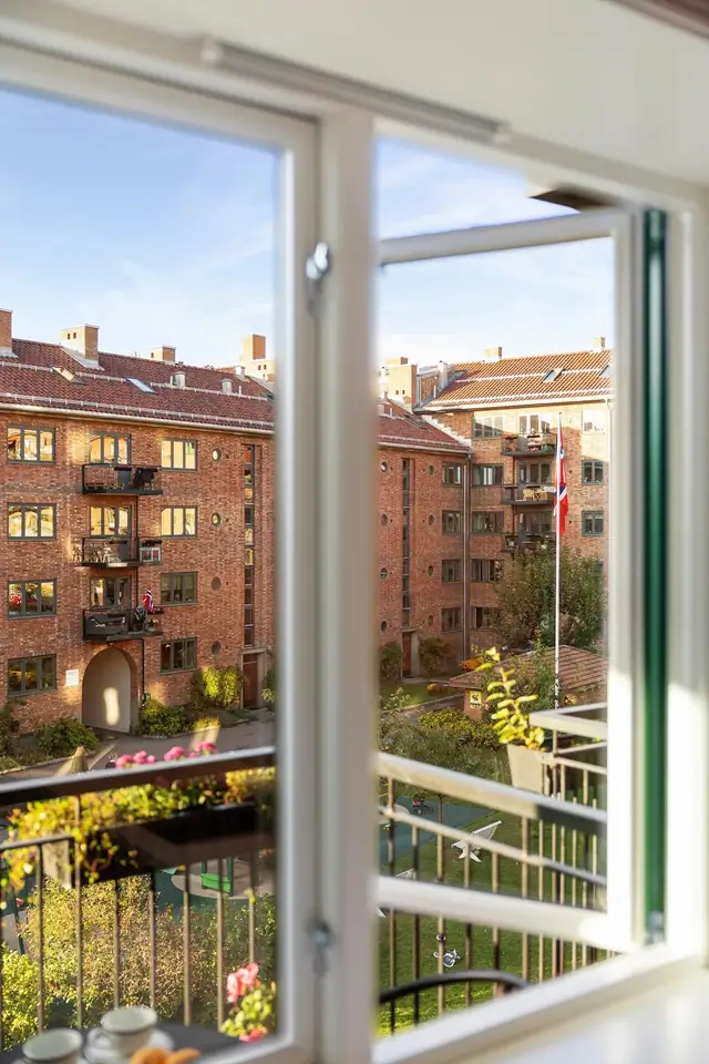 Kjøkkenvinduet sørger for godt med naturlig lys. Det er plass til en hyggelig sitteplass ved vinduet.