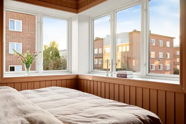 Soverommet har vinduer fra flere kanter som glipper inn rikelig med naturlig lys og gir gode muligheter for lufting.