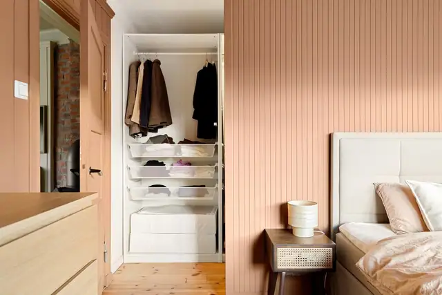 Det er godt med skapplass i walk-in garderobe.
