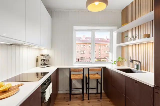 Leiligheten har et stilrent kjøkken fra 2021 i eget rom.