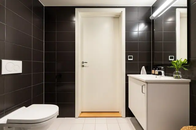 Baderommet har flislagte vegger og gulv, behagelig gulvvarme og downlights i himlingen.