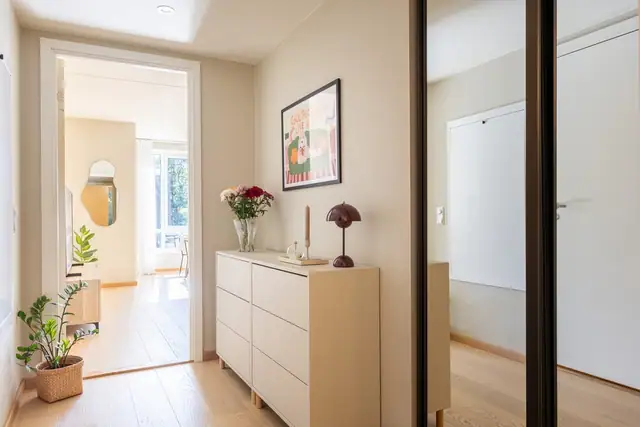 Her er det plass til god plass til yttertøy i spesialbestilt skyvedørsgarderobe fra 2025. Leiligheten disponerer i tillegg en kjellerbod på 5 kvm.