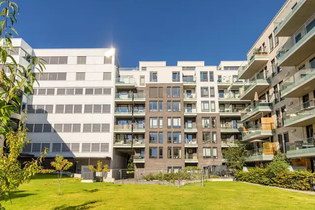 Det er også en pent opparbeidet felles bakgård.