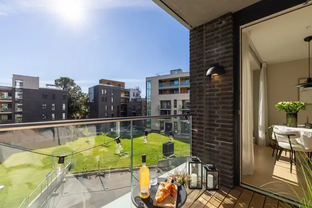 Fra stuen er det utgang til en sydvestvendt balkong på 4 kvm. Selger opplyser om sol fra ca. kl. 12-17/18 på sommerstid.