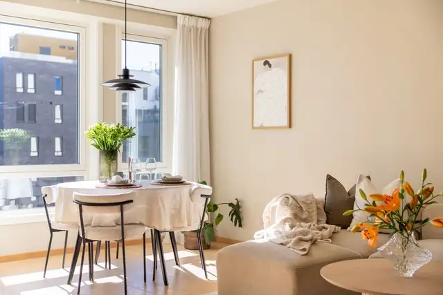 Her er det gode møbleringsmuligheter med plass til både sofagruppe med tilhørende møblement og spisebord.