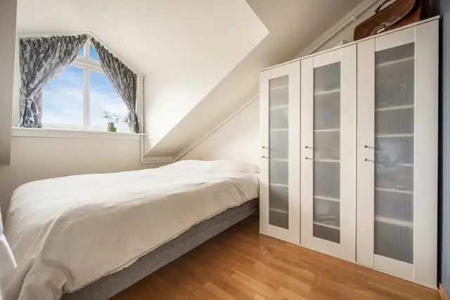 Rommet har plass til seng, skrivepult og skap/kommode.