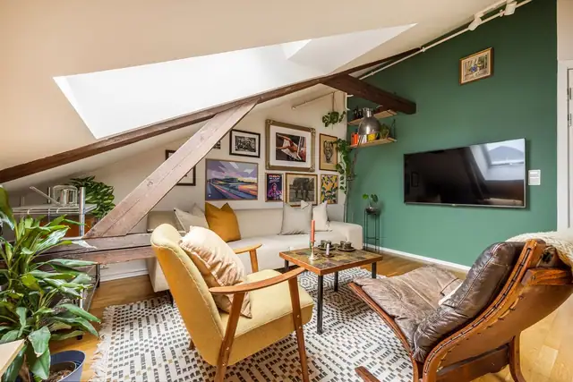 Det er god plass til stor sofagruppe med tilhørende sofabord og tv-benk.