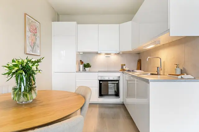 Moderne og stilrent kjøkken fra Ikea (2020). Kjøkkenet har glatte høyglansfronter og benkeplate i laminat.
