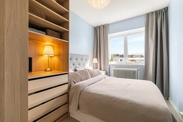 Lunt og innbydende soverom med plass til dobbeltseng.