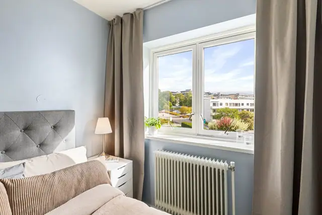 Store vinduer sikrer godt innslipp av lys og luft.