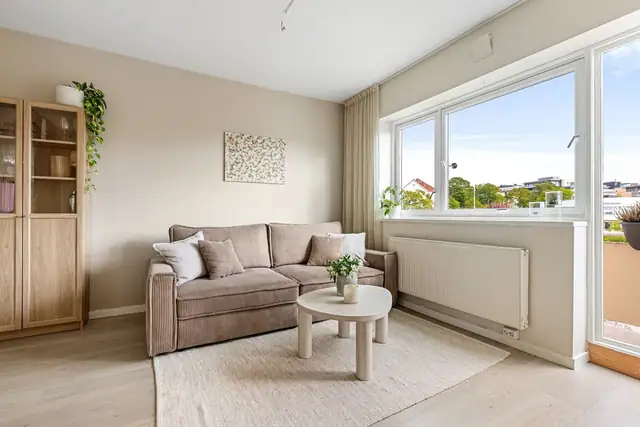 I stuen er det god plass til sofagruppe med tilhørende sofabord og tv-møblement.