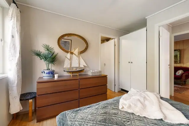 Fra hovedsoverommet er det adkomst til en walk-in-garderobe.