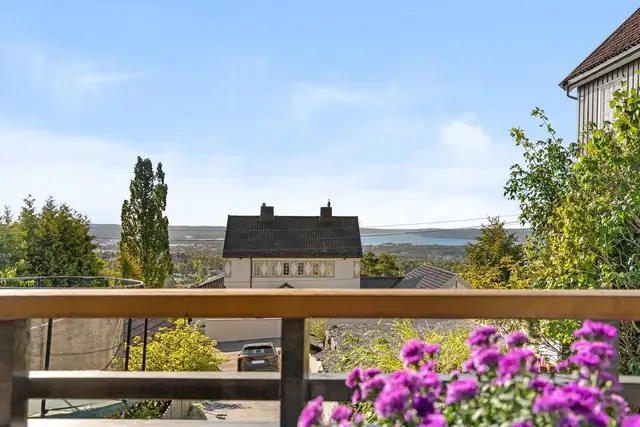 Boligen går over to etasjer med tilhørende lagringsloft og ekstern garasje.