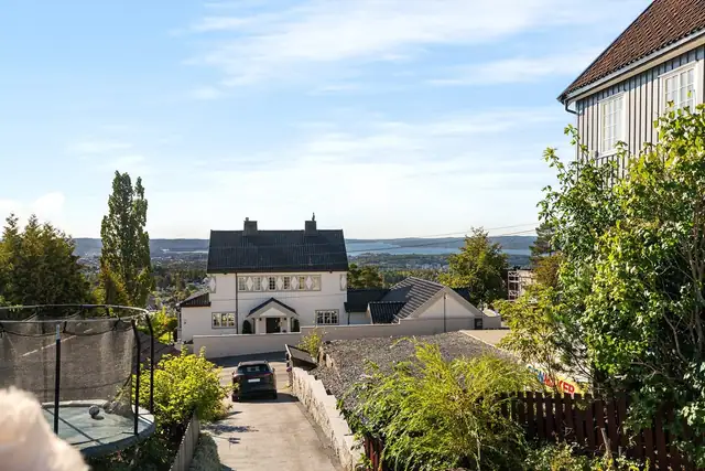 Verandaen har gode solforhold, og selger opplyser at det om sommeren er sol fra formiddag og ettermiddag frem til ca. kl. 18.