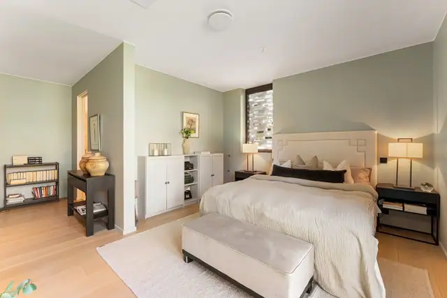 Flott hovedsoverom med god plass til dobbeltseng og lagring i eget walk-in closet.