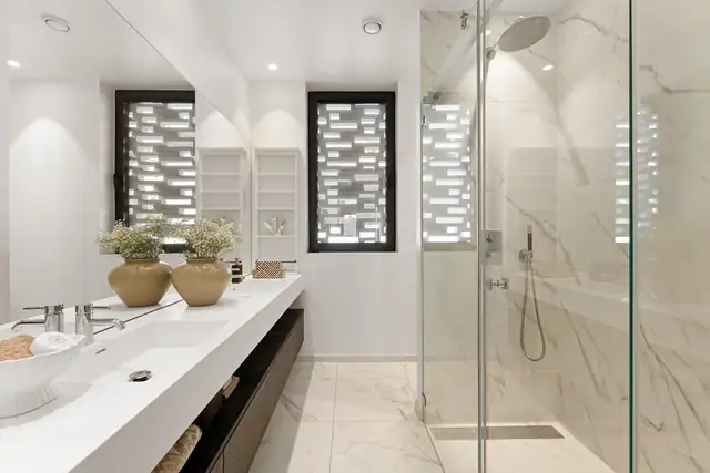 Hvert av soverommene har sitt eget private en-suite bad.