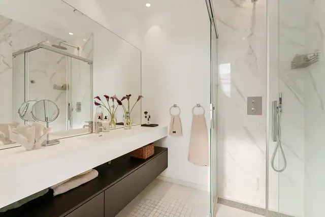 Flott og moderne en-suite bad tilhørende soverom 2.