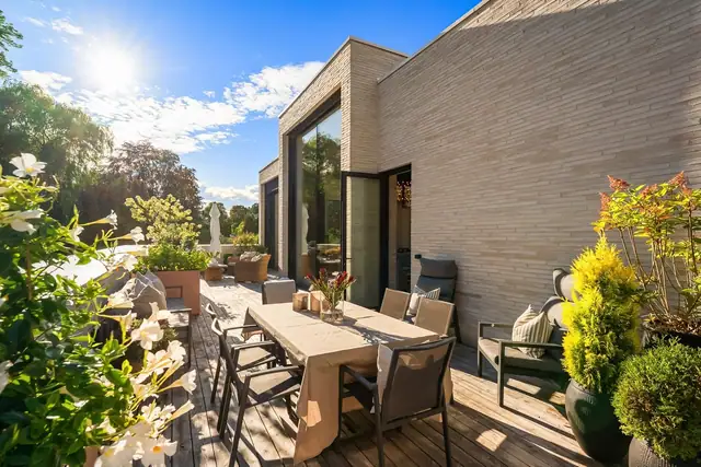 Fra stuen er det direkte utgang til en privat terrasse på hele 63 kvm med svært gode solforhold og god plass til flere soner.