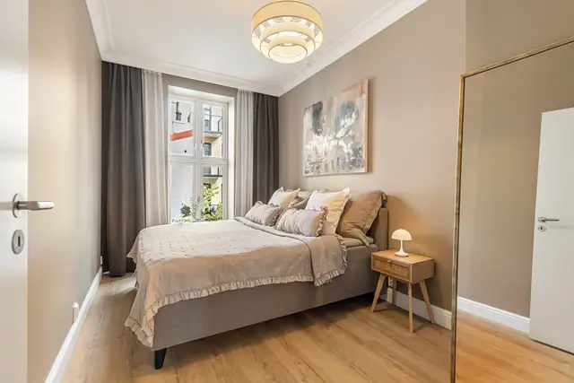 Soverommet vender mot en rolig bakgård og har god plass til dobbeltseng.