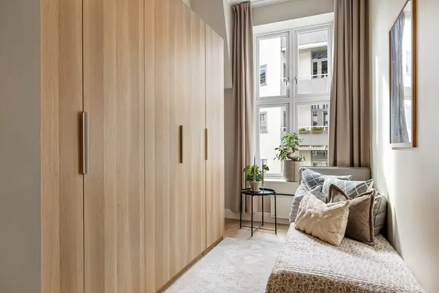 Soverommet er i dag innredet som gjesterom og har plass til garderobeskap.