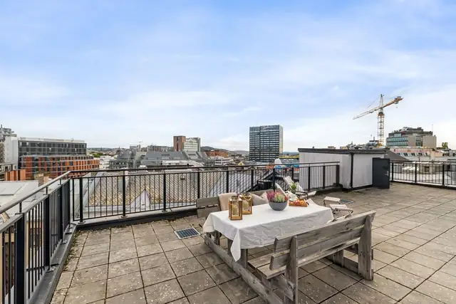 Her har du tilgang til en flott felles takterrasse med svært gode solforhold gjennom hele dagen.