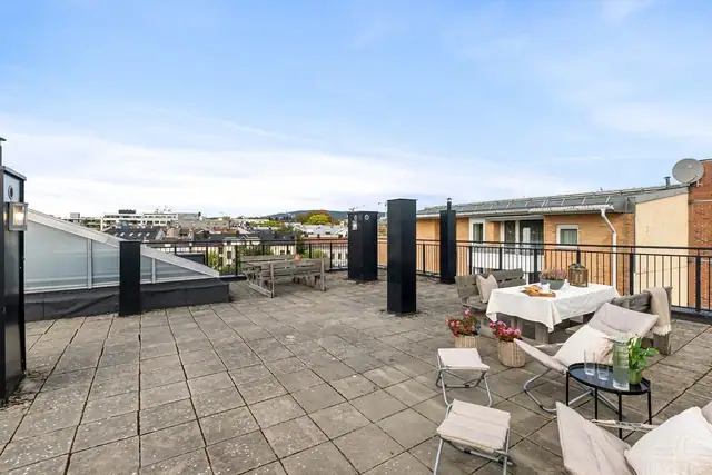 Takterrassen er tilrettelagt med flere sitteplasser og er et flott sted å nyte fine sommerdager sammen med venner og familie.