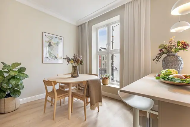I stuen er det god plass til en spisegruppe, perfekt for hyggelige måltider med venner og familie.