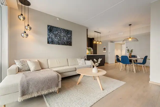 Stuen og kjøkken har et naturlig skille, samtidig som det gir mulighet for å være sosial med gjester/partner under matlaging