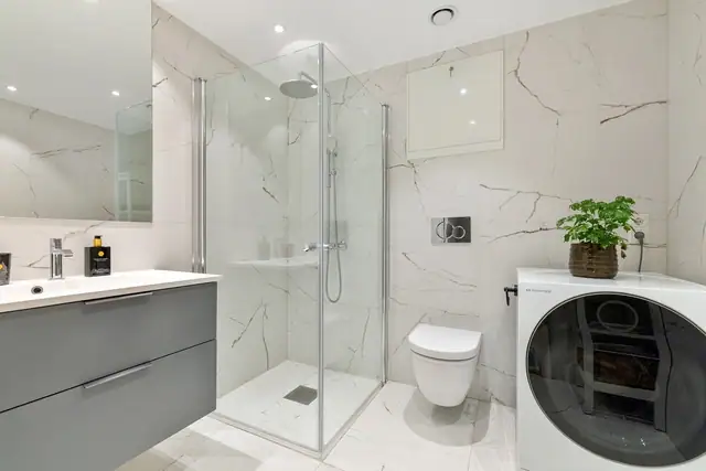 Hovedbaderommet er rålekkert med store moderne flisvalg, samtidig god plass til dusj, wc og vaskemaskin.