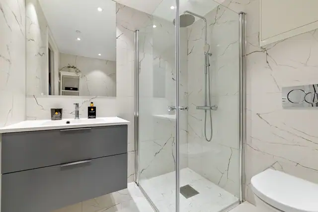 Badet fremstår veldig moderne og pent