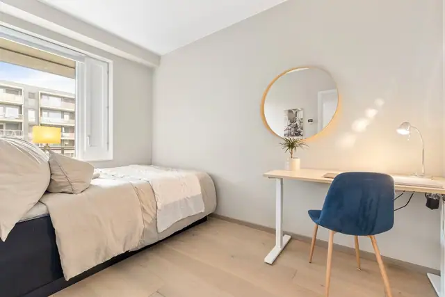 Soverom 2 gir plass til seng, skap og eventuelt hjemmekontor