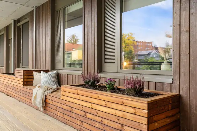 Rett utenfor leiligheten disponerer boligen en egen sitteplass med blomsterkasse. Her kan du nyte kaffen til morgensolen