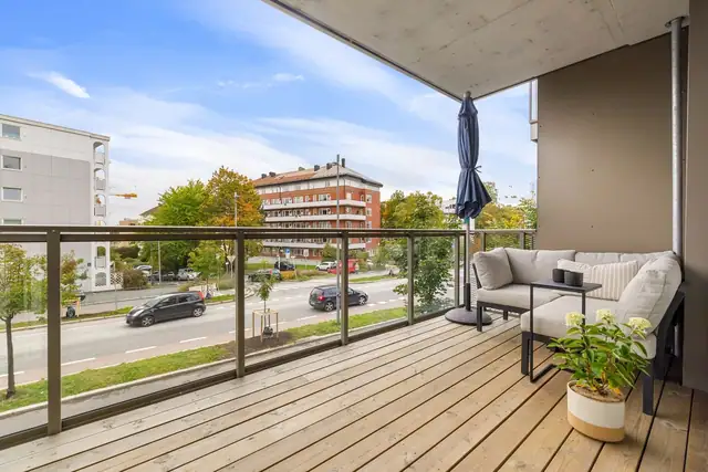 Nyt ettermiddags og kveldssolen på den vestvendte balkongen