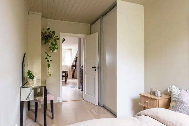 Rommet er også innredet med et garderobeskap.
