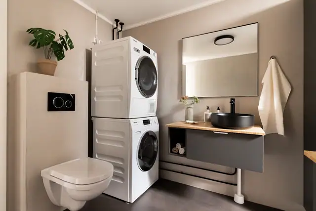 Badet ble oppgradert med microsement på overflatene i 2020.