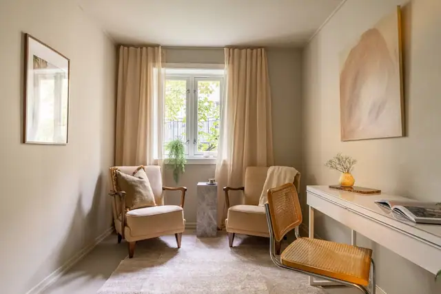 Loftsbod av meget god størrelsen rett utenfor leiligheten - Perfekt som f.eks. hjemmekontor.