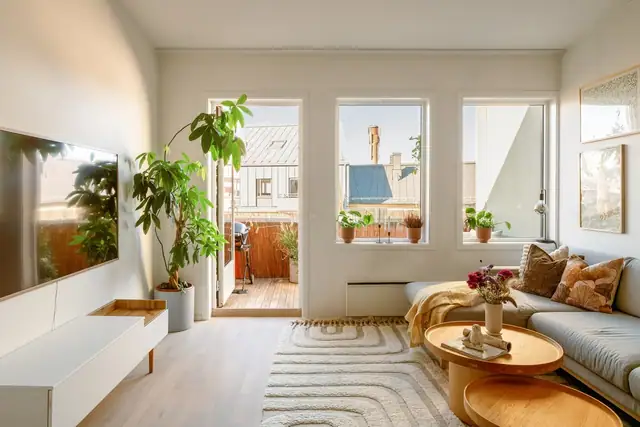 Det er god plass til stor sofagruppe med tilhørende sofabord og tv-benk.