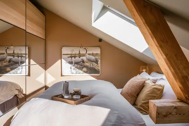 Hovedsoverommet er romslig og har god plass til dobbeltseng, nattbord og skyvedørsgarderobe.