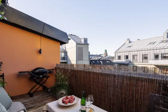 Her er det plass til sittegruppe, grill og beplantning.