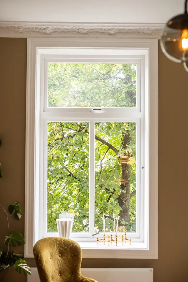 De dype, tidstypiske vinduskarmene er perfekte for planter og dekor.