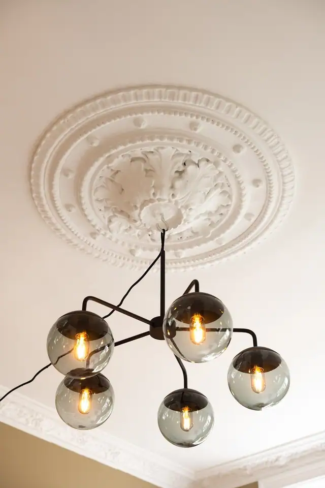 Leiligheten ligger i en ærverdig bygård fra slutten av 1800-tallet, og de originale klassiske detaljene med rosett og nydelig stukkatur er godt bevart.