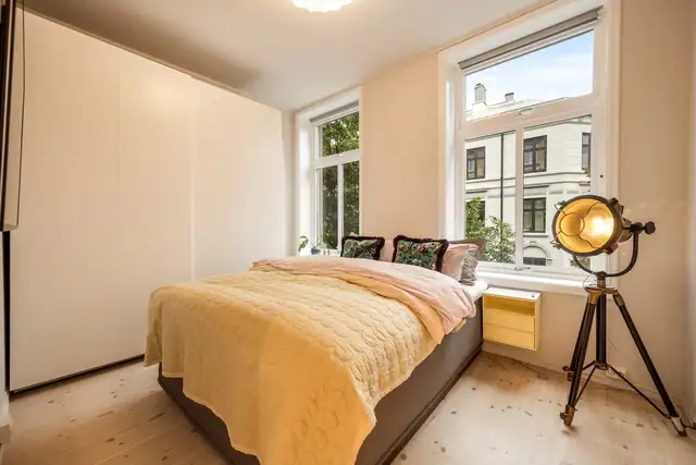 På hovedsoverommet er det god plass til dobbeltseng og tilhørende nattbord. Det er godt med oppbevaringsplass i en romslig skyvedørsgarderobe langs den ene veggen.