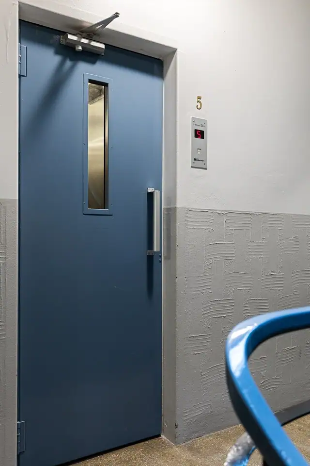 Leiligheten ligger fint til i byggets 5.etasje med heisadkomst.