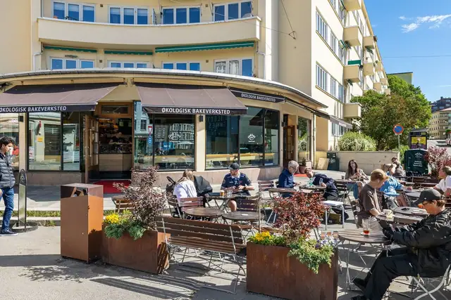 I område finner du cafeer, restauranter, vinmonopol, apotek, frisører og mye mer.