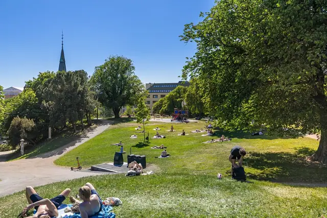 Her er det gode rekreasjonsmuligheter både sommer og vinter. Få minutters gange til St.Hanshaugen og Stensparken.