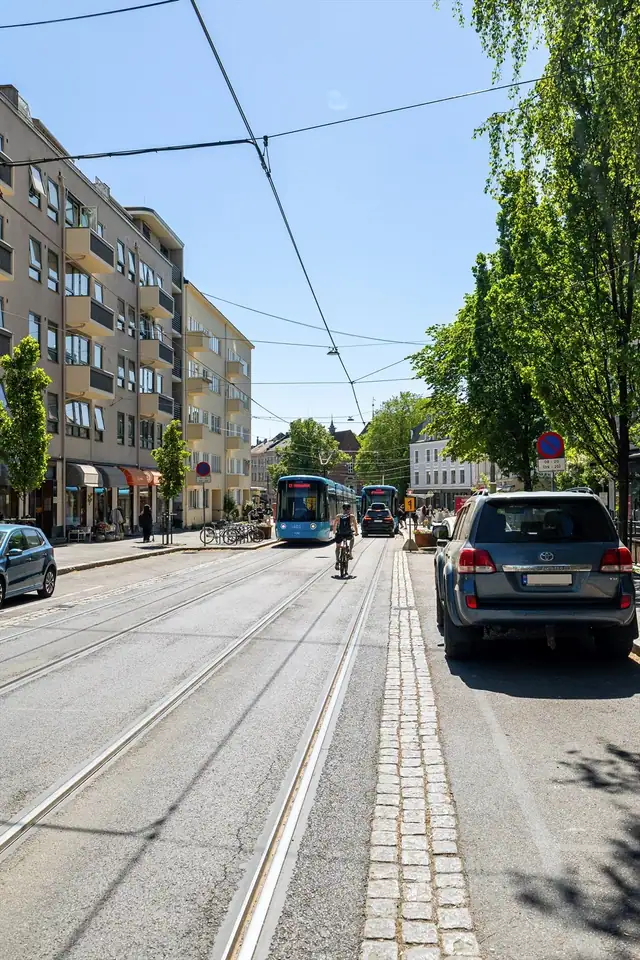 Det er kort gange til både buss og trikk.