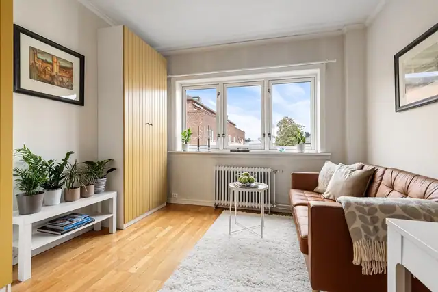 Her er det gode møbleringsmuligheter, samt skapplass i medfølgende garderobeskap.