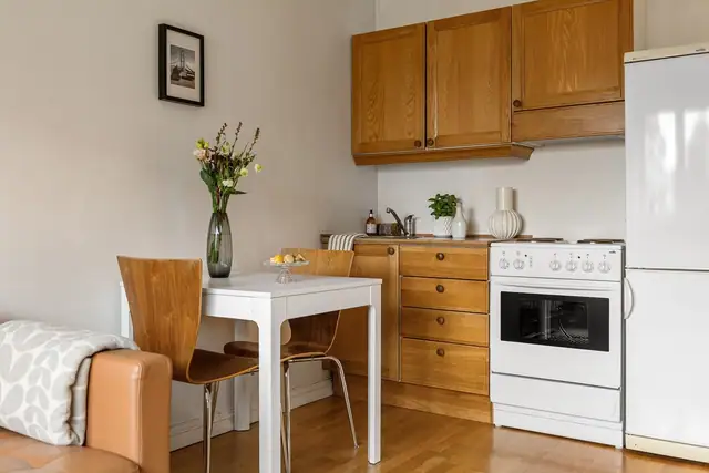 Leiligheten har et pent kjøkken med lyse fronter og benkeplate i laminat.
